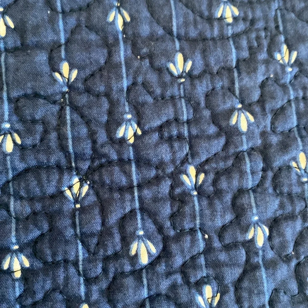 In excellent condition 2 sided quilt and dust ruffle size queen bed cover.